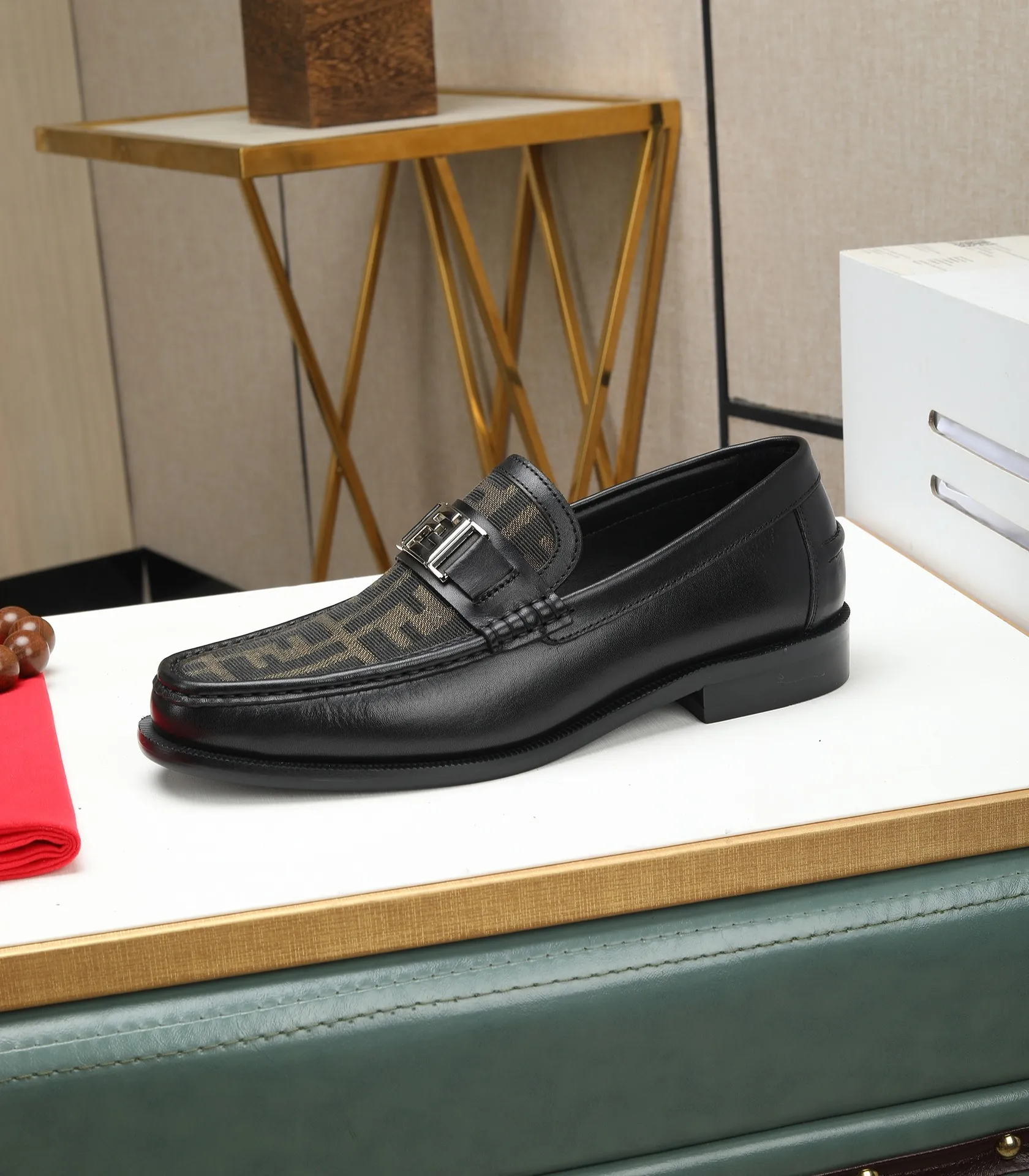Men's shoes 💰580 (high-end, full cowhide) FENDI Fendi high-end formal leather shoes, original Italian imported cowhide surface + cowhide lining, original hardware, I believe you will be impressed from the first time you see it. The avant-garde atmosphere can no longer fully interpret its elegance. AAA grade rubber outsole, super comfortable. Original counter last, ensuring its original version and quality. The simple upper ensures its comfort and breathability. A pair of truly good shoes has its own unique soul, famous quality, regular size 38-44 (45 46 customized)